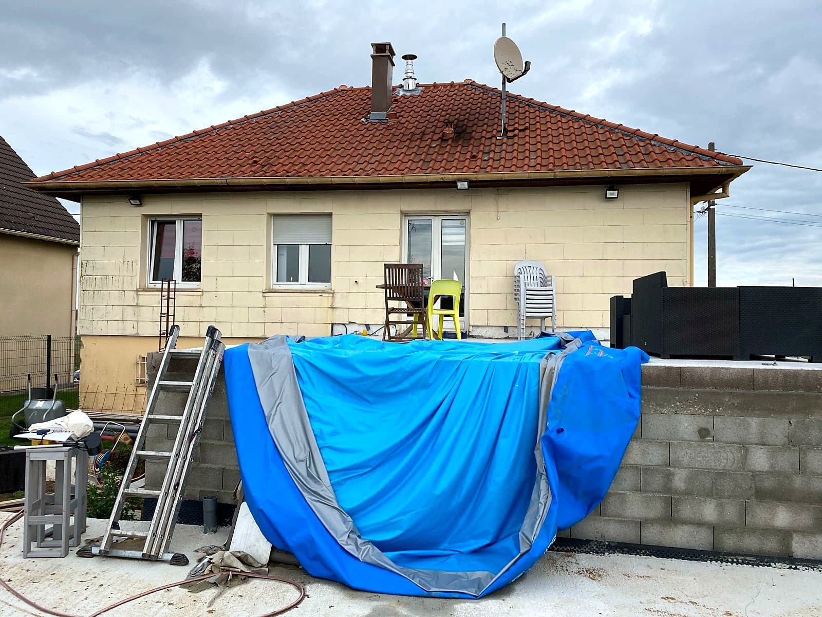 Avant : Arrière d'une maison avant isolation : parement de carreaux beiges défraîchis