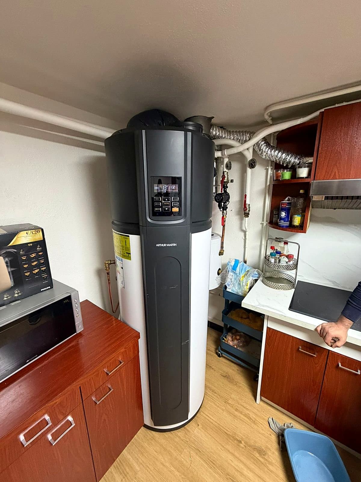 Chauffe-eau thermodynamique installé dans une cuisine