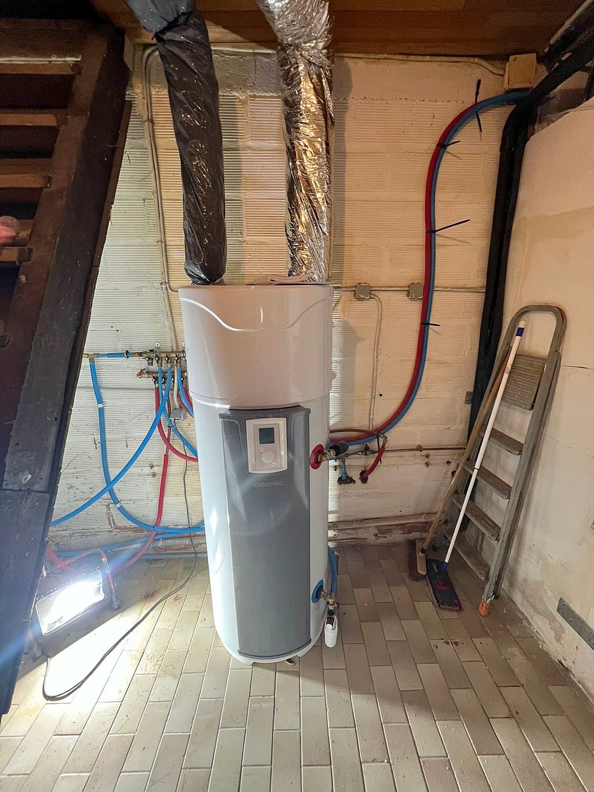 Chauffe-eau thermodynamique raccordé dans une buanderie