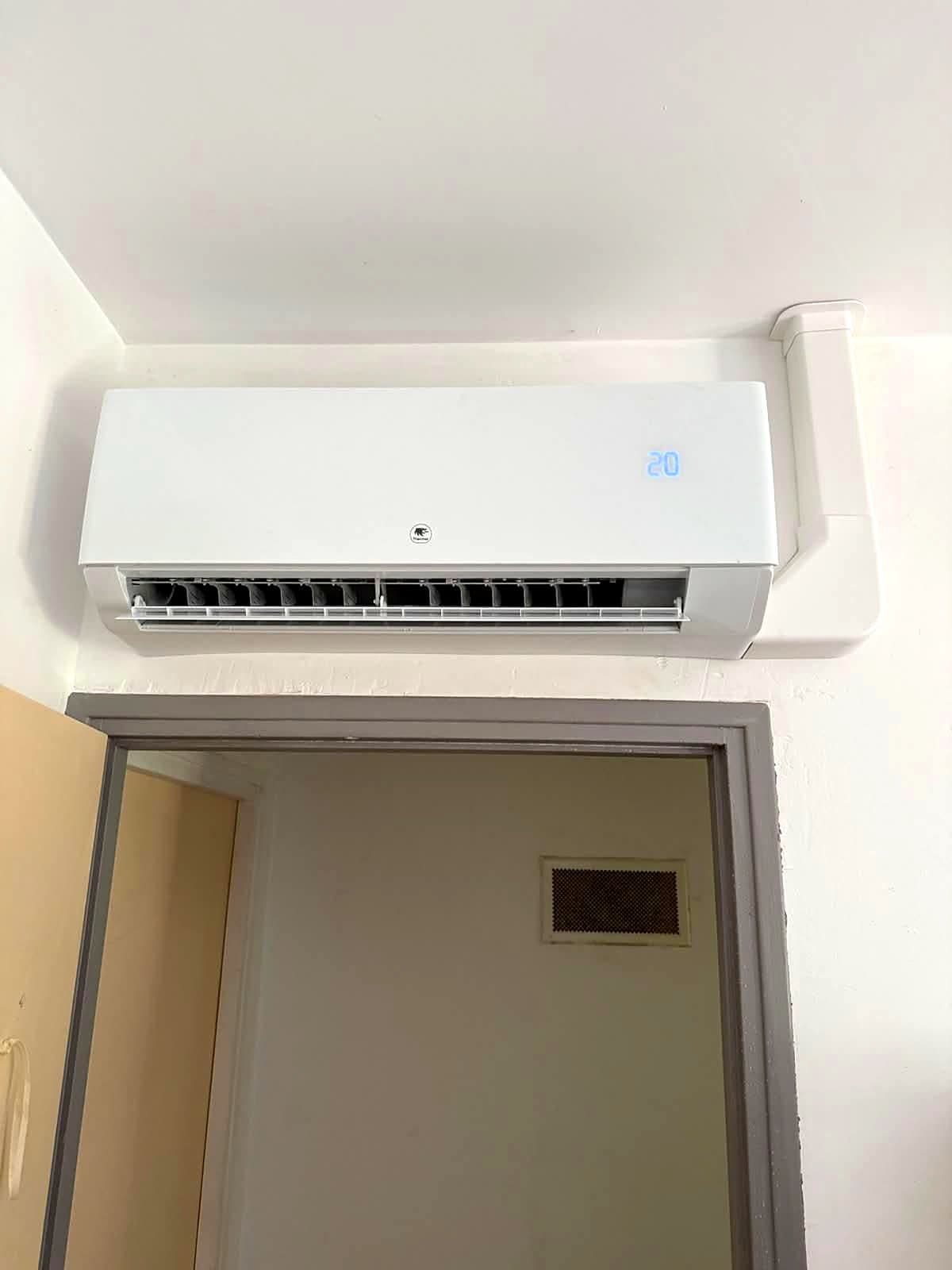 Unité intérieure murale de climatisation au-dessus d'une porte