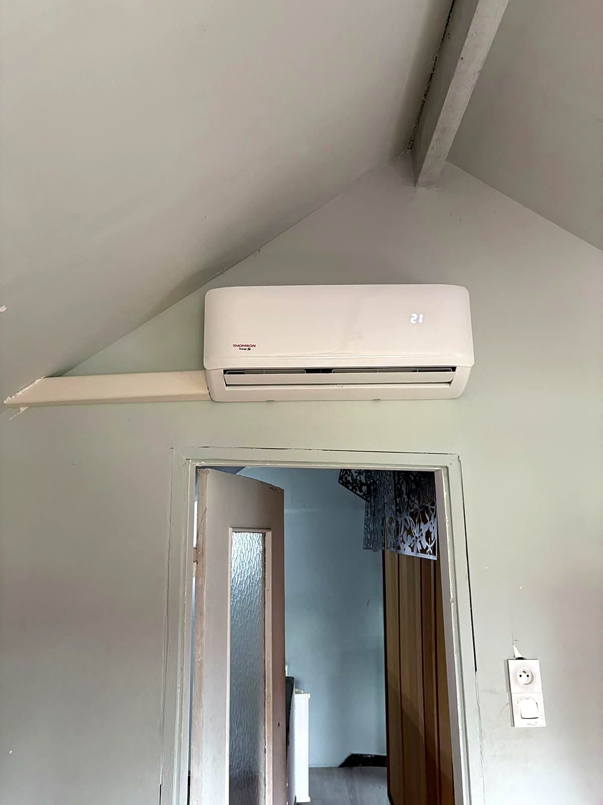Unité intérieure de climatisation dans une chambre sous combles