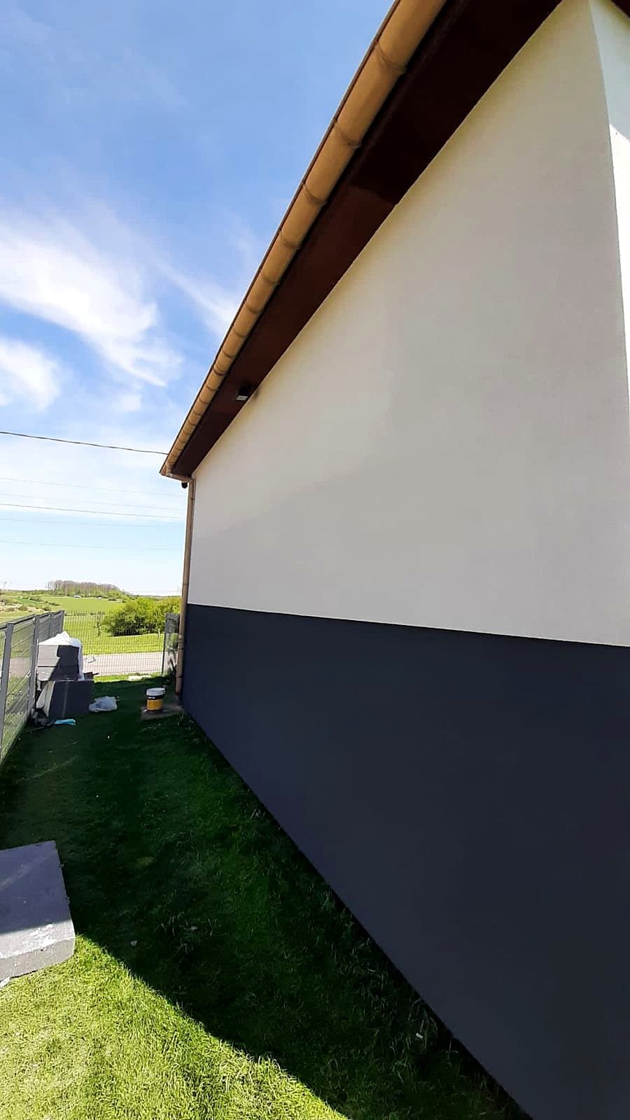 Angle d'un pignon isolé par l'extérieur, finition enduit en deux teintes