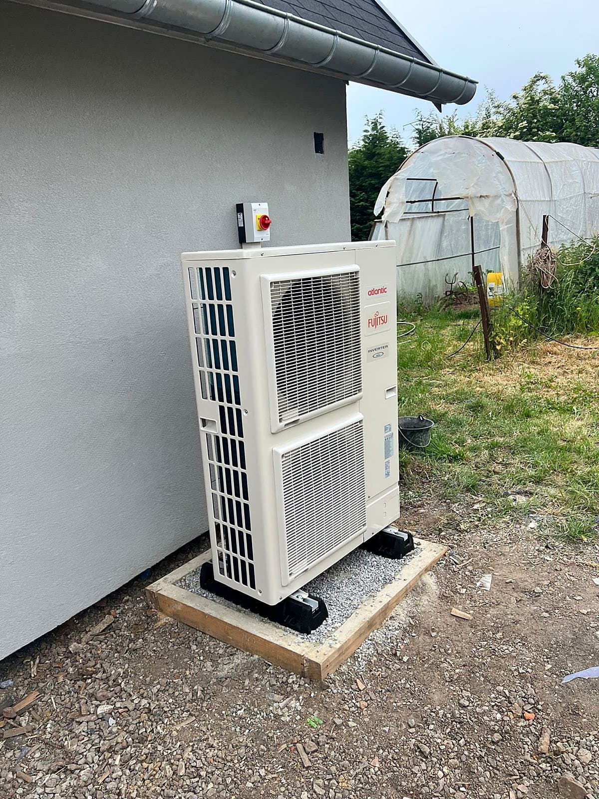 Unité extérieure de pompe à chaleur à deux ventilateurs, sur dalle béton