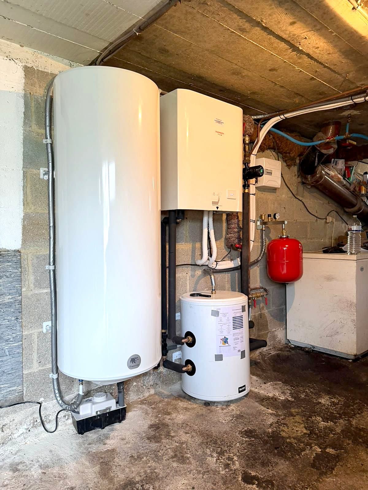 Ballon d'eau chaude, module intérieur et ballon tampon dans un garage