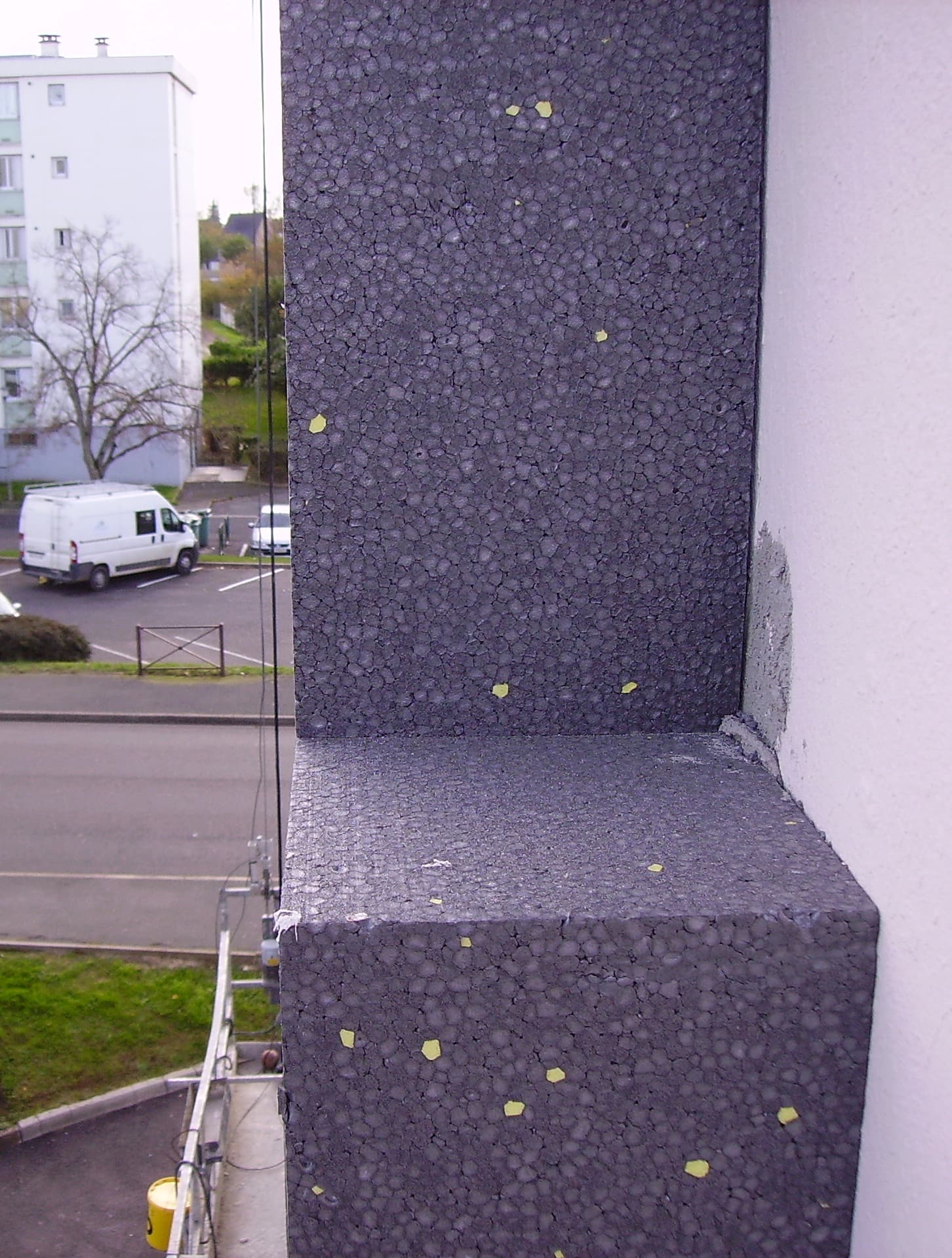 Détail de panneaux isolants fixés sur une façade avant enduit
