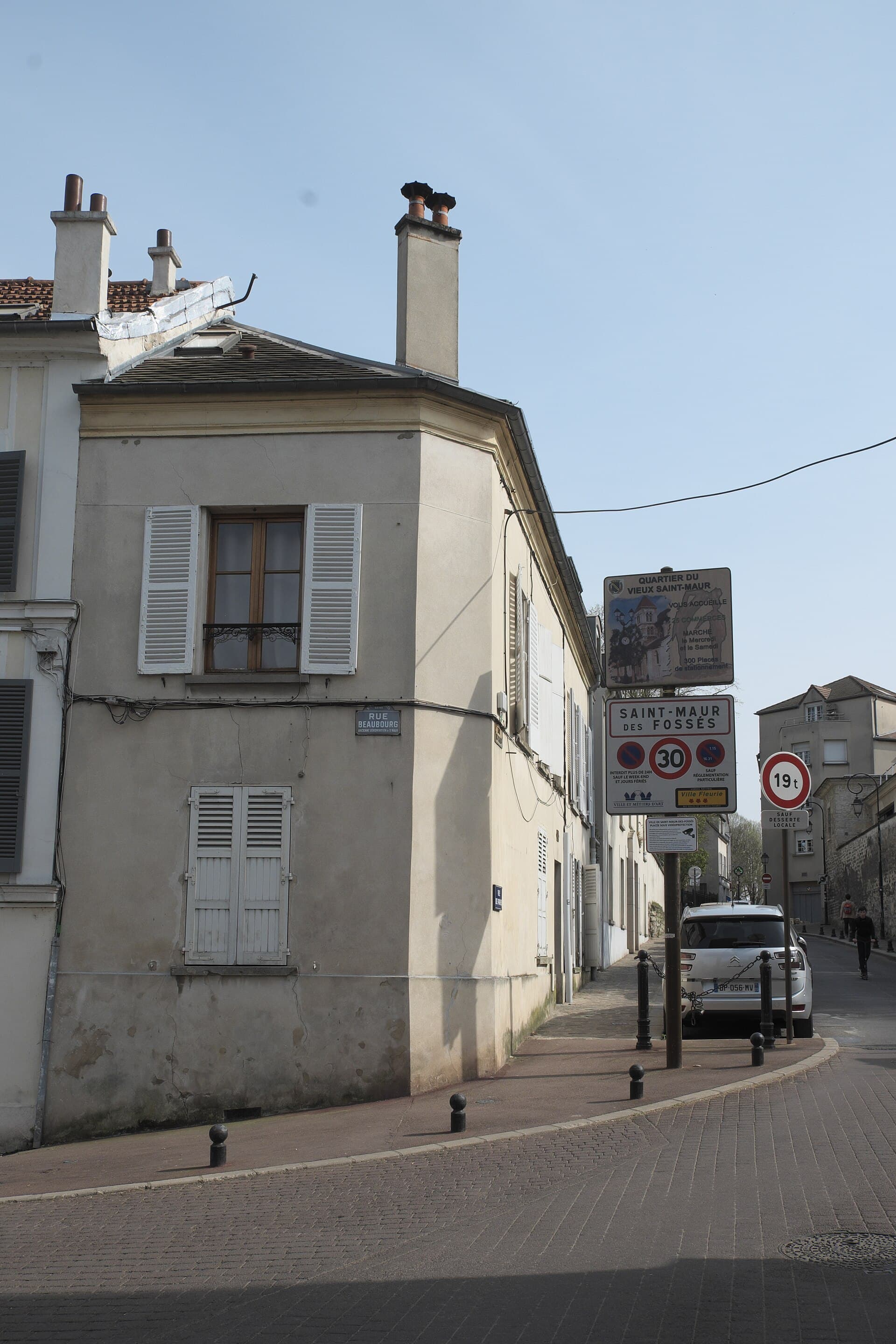 Rue de Saint-Maur-des-Fossés, maison ancienne à l'angle d'une rue du centre