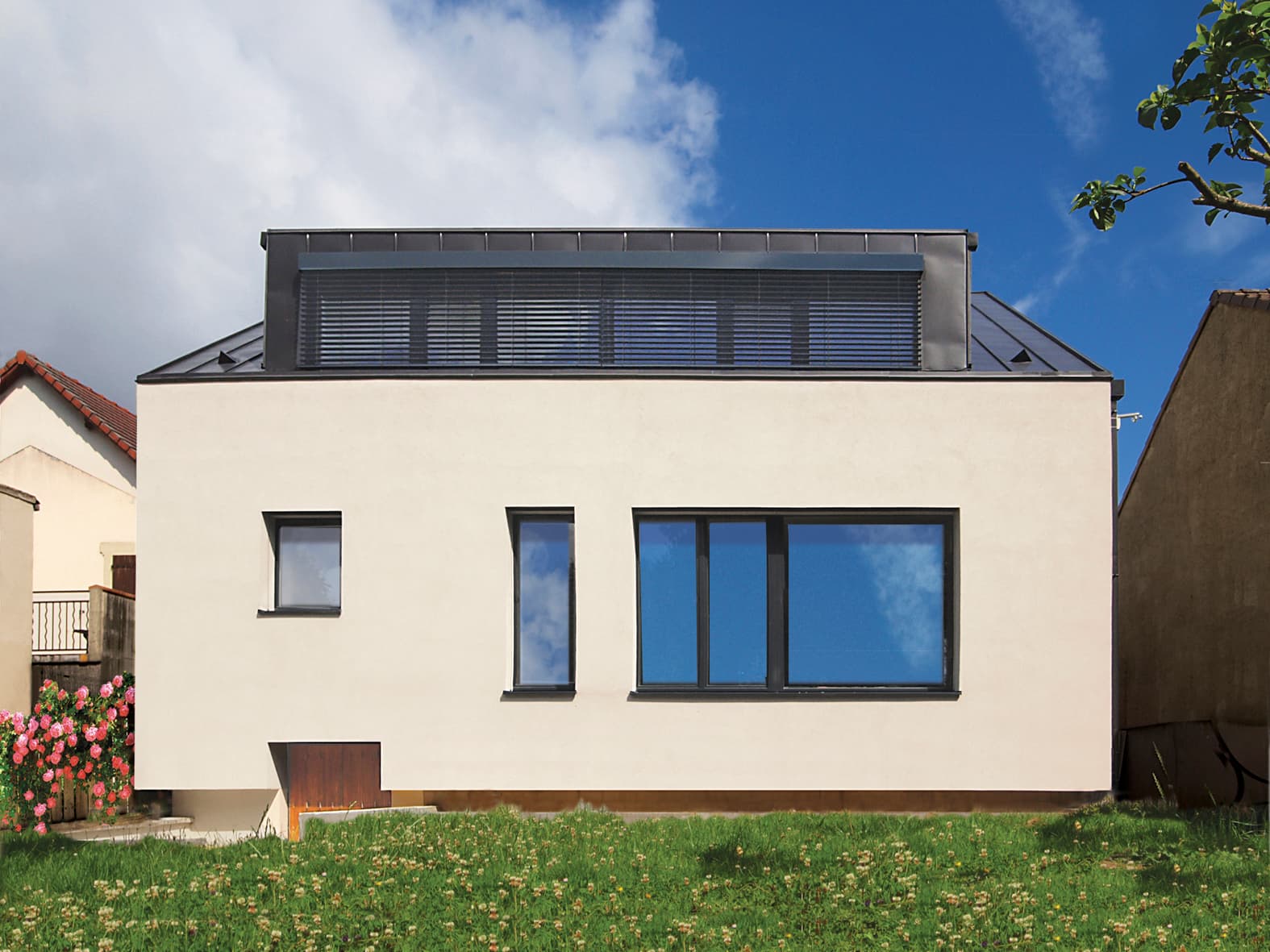 Pavillon dont les murs ont été isolés par l'extérieur, enduit clair et toiture en zinc
